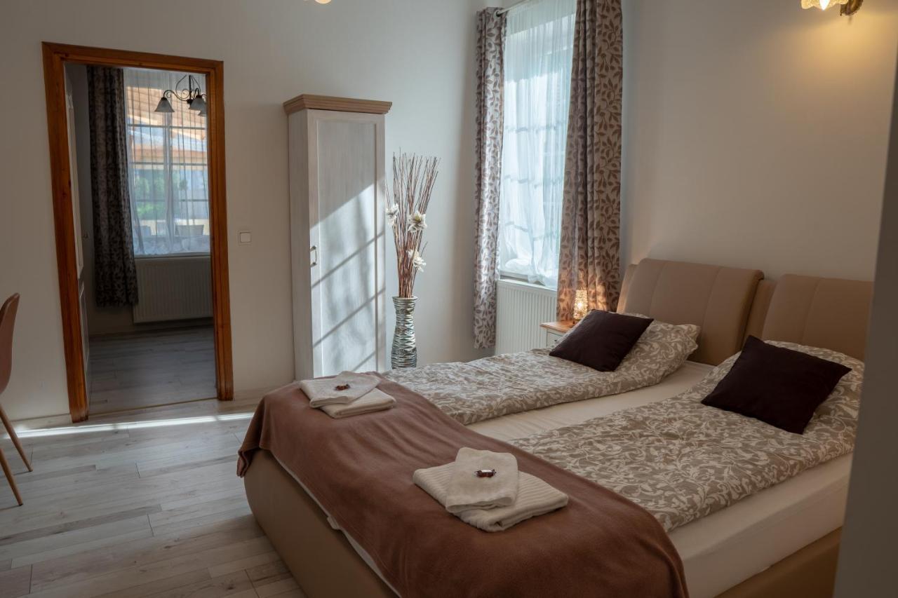 F57 - Franko Csaladi Panzio Bed & Breakfast Balatonlelle Bagian luar foto