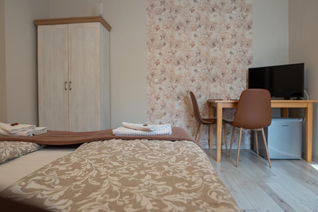 F57 - Franko Csaladi Panzio Bed & Breakfast Balatonlelle Bagian luar foto