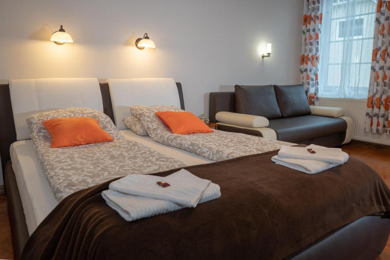F57 - Franko Csaladi Panzio Bed & Breakfast Balatonlelle Bagian luar foto