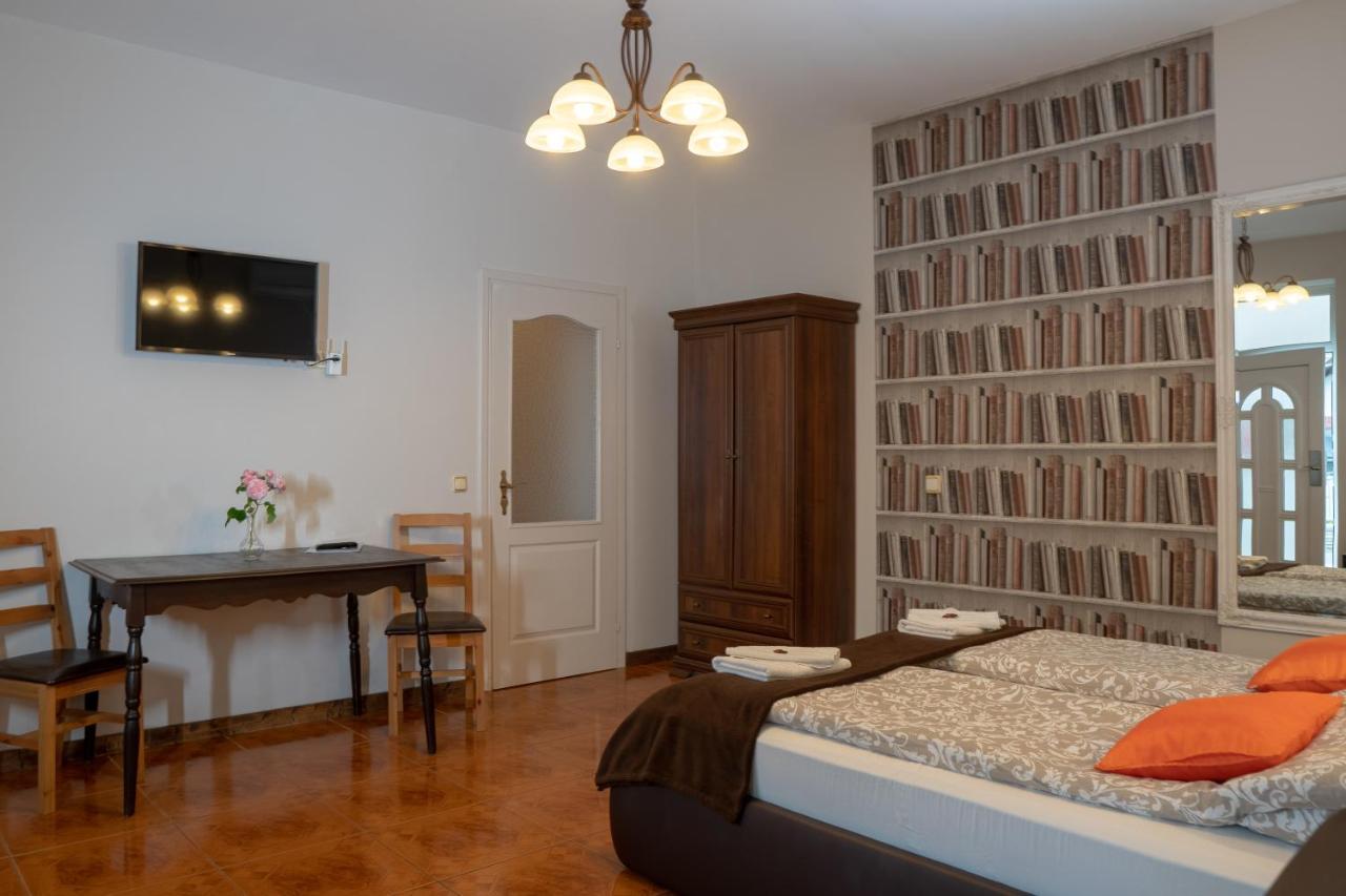 F57 - Franko Csaladi Panzio Bed & Breakfast Balatonlelle Bagian luar foto
