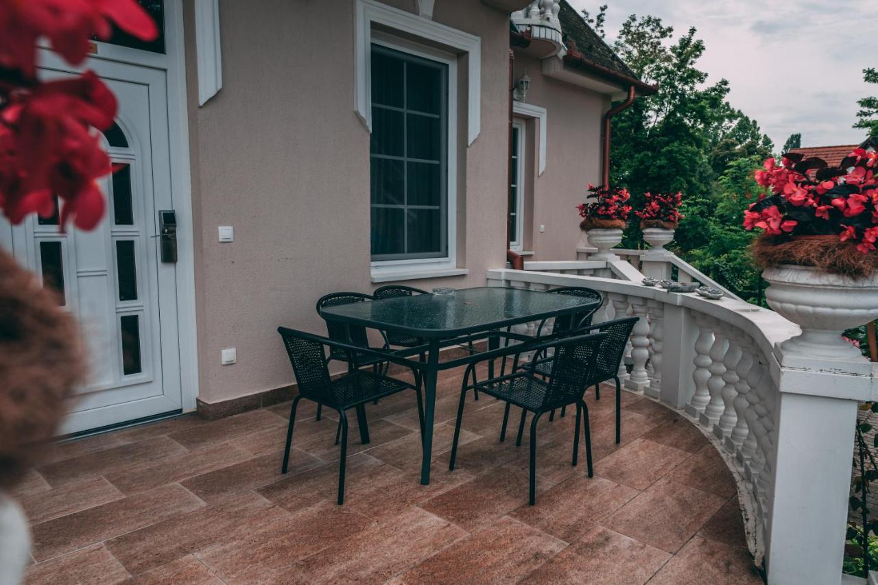 F57 - Franko Csaladi Panzio Bed & Breakfast Balatonlelle Bagian luar foto