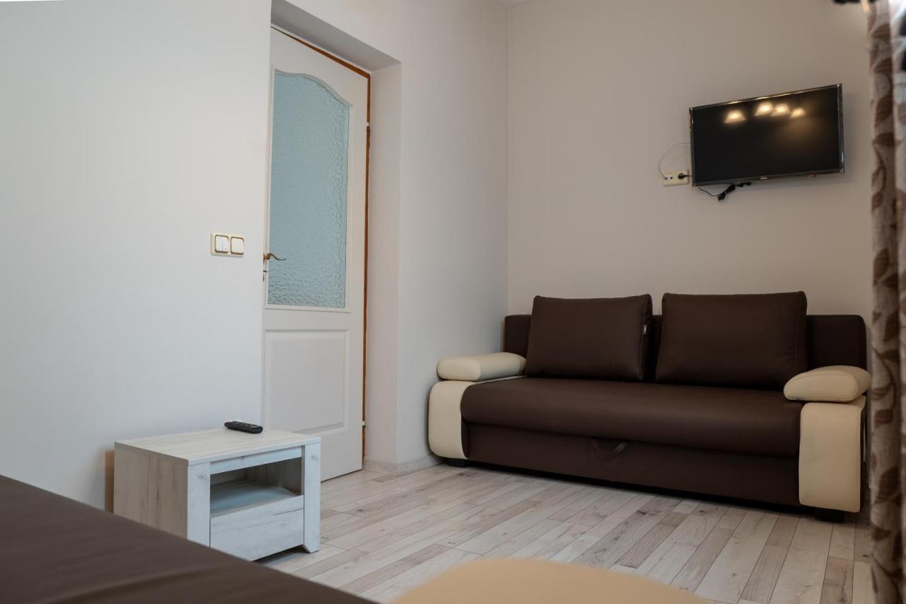 F57 - Franko Csaladi Panzio Bed & Breakfast Balatonlelle Bagian luar foto
