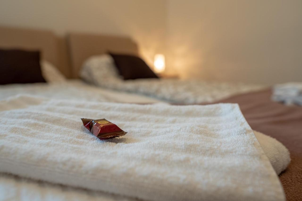 F57 - Franko Csaladi Panzio Bed & Breakfast Balatonlelle Bagian luar foto