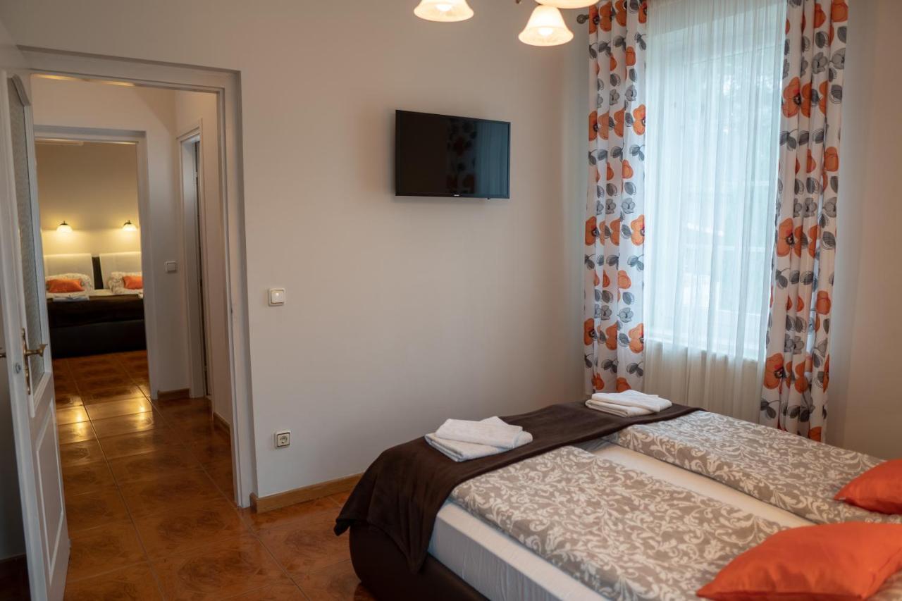 F57 - Franko Csaladi Panzio Bed & Breakfast Balatonlelle Bagian luar foto