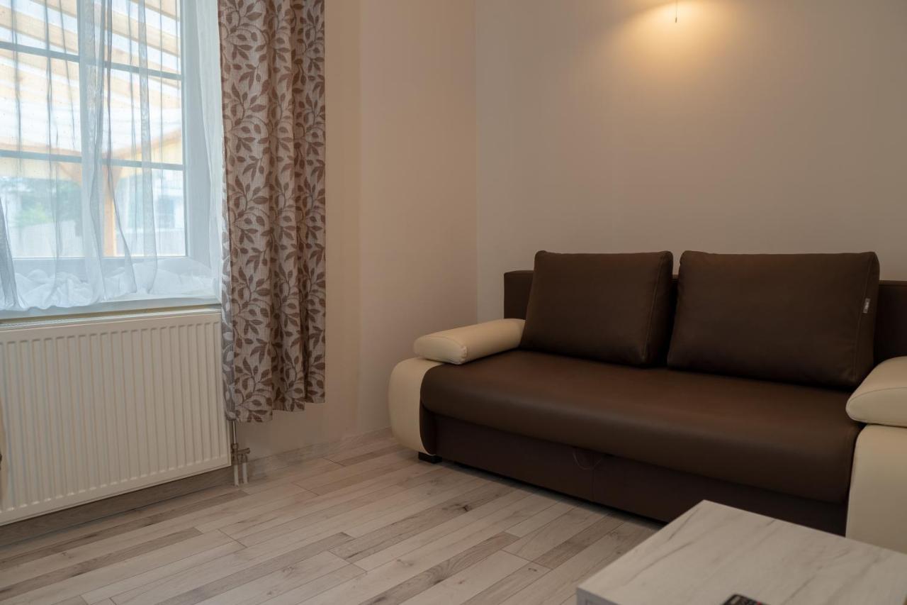 F57 - Franko Csaladi Panzio Bed & Breakfast Balatonlelle Bagian luar foto