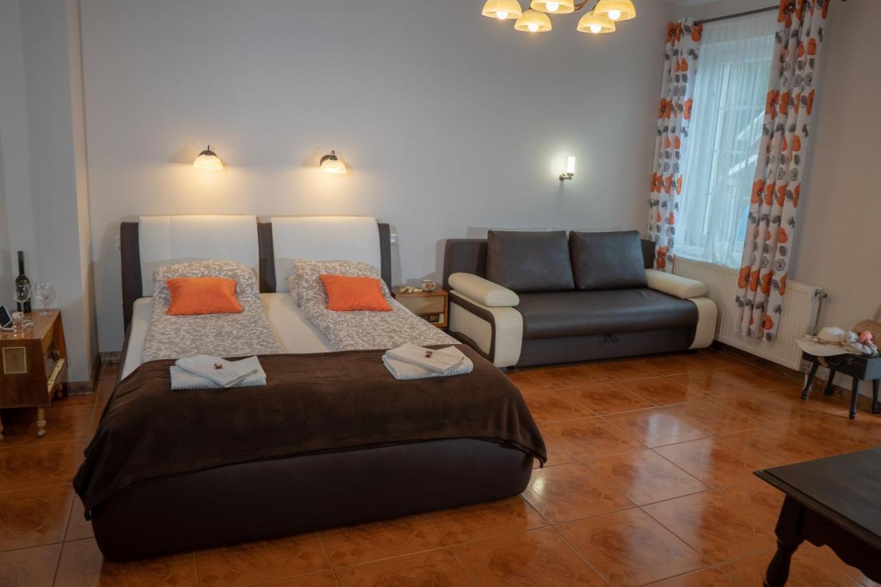 F57 - Franko Csaladi Panzio Bed & Breakfast Balatonlelle Bagian luar foto