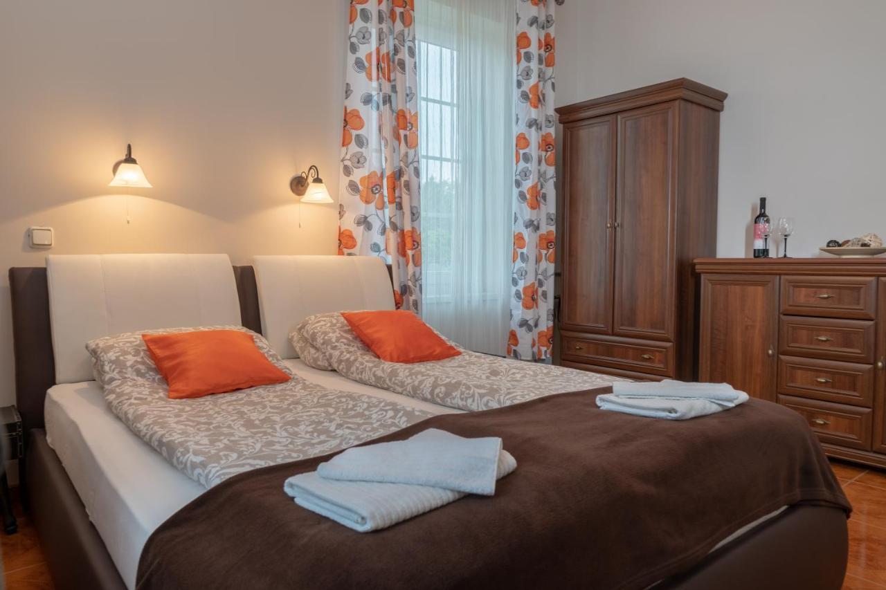 F57 - Franko Csaladi Panzio Bed & Breakfast Balatonlelle Bagian luar foto