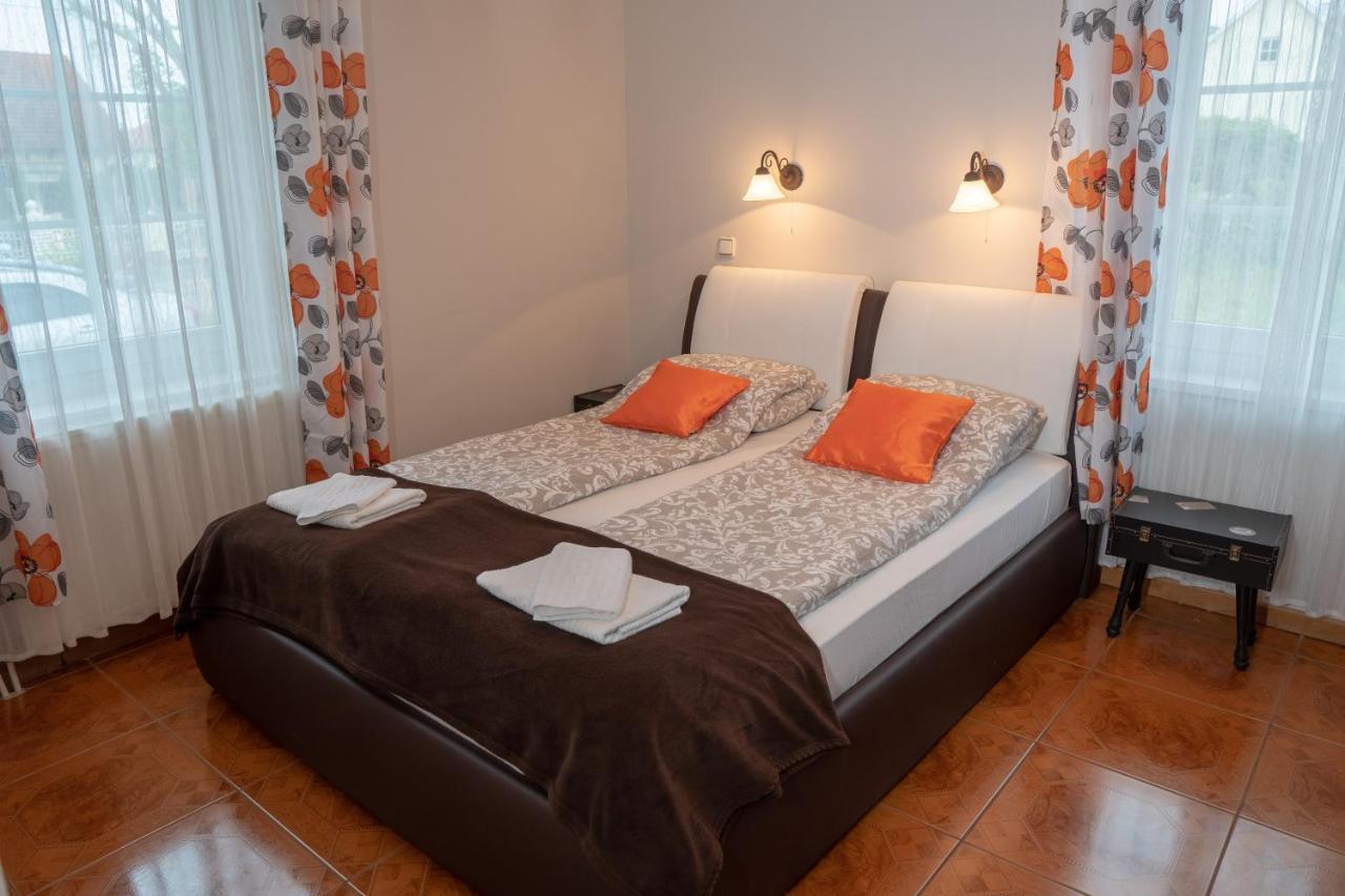 F57 - Franko Csaladi Panzio Bed & Breakfast Balatonlelle Bagian luar foto