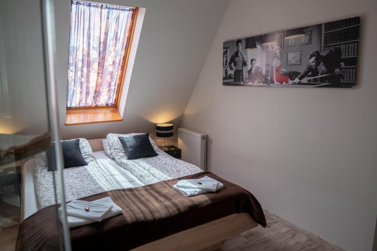 F57 - Franko Csaladi Panzio Bed & Breakfast Balatonlelle Bagian luar foto