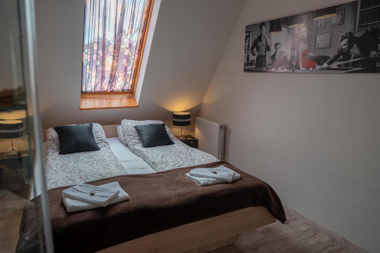 F57 - Franko Csaladi Panzio Bed & Breakfast Balatonlelle Bagian luar foto