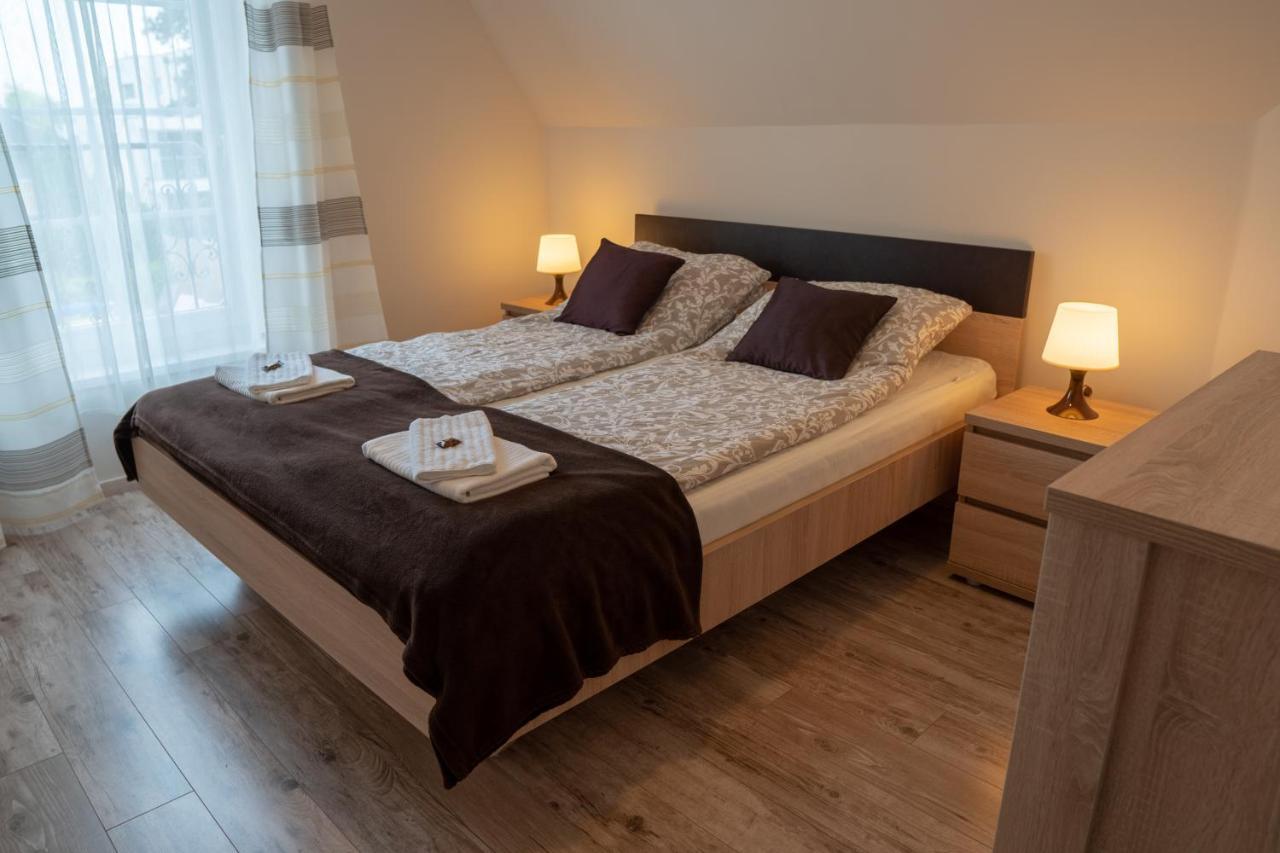 F57 - Franko Csaladi Panzio Bed & Breakfast Balatonlelle Bagian luar foto