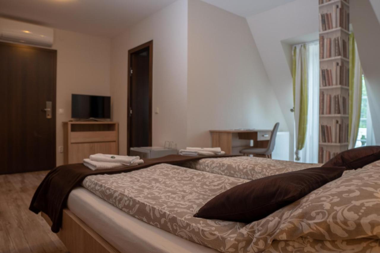 F57 - Franko Csaladi Panzio Bed & Breakfast Balatonlelle Bagian luar foto