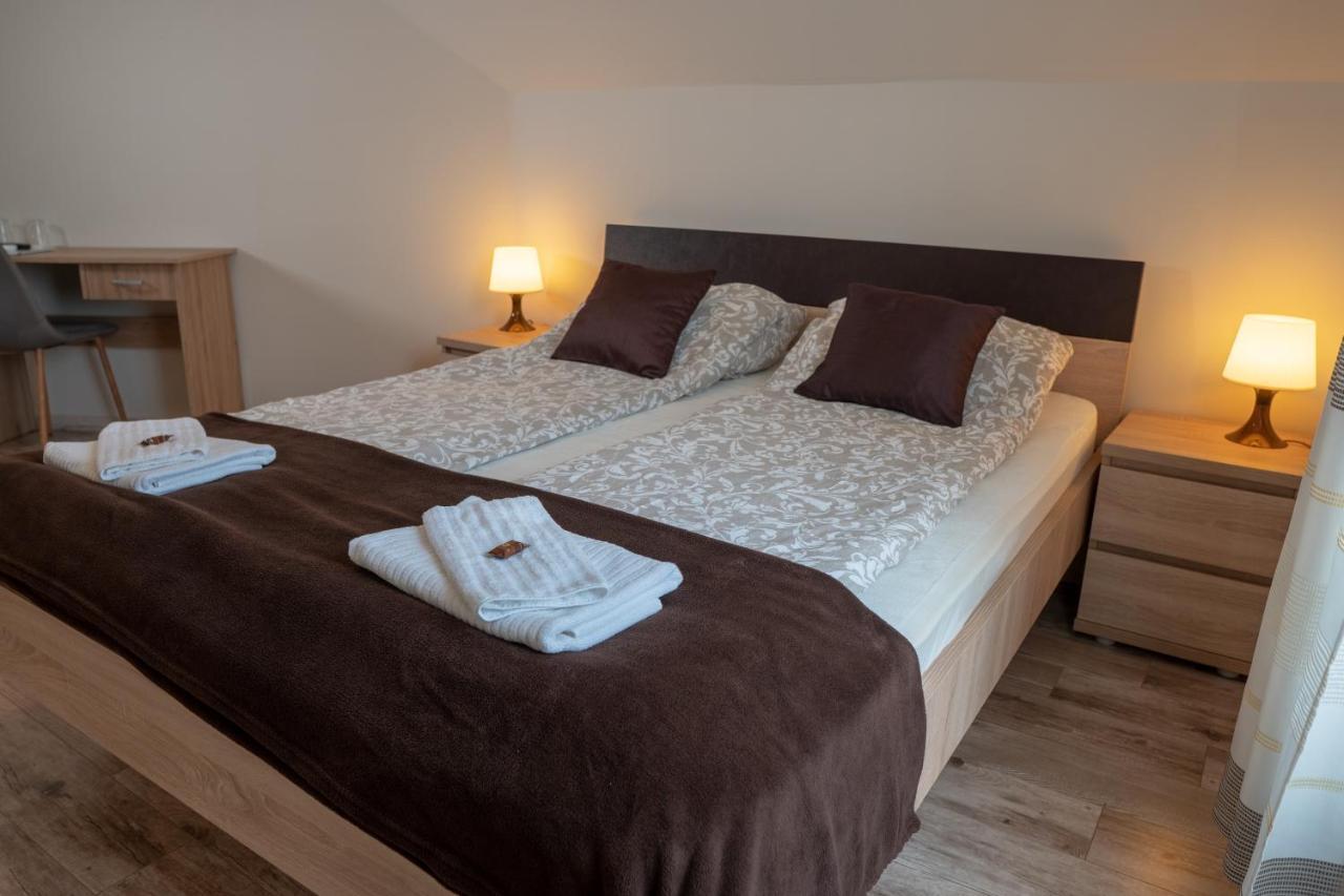 F57 - Franko Csaladi Panzio Bed & Breakfast Balatonlelle Bagian luar foto