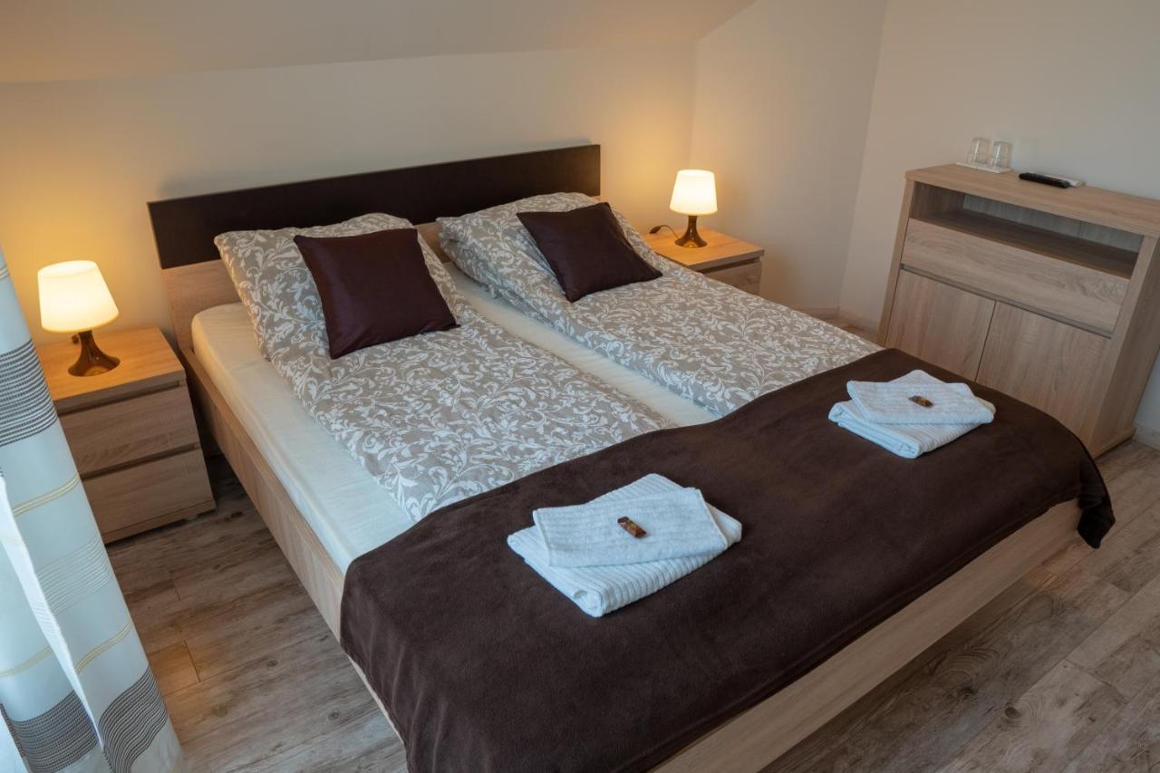 F57 - Franko Csaladi Panzio Bed & Breakfast Balatonlelle Bagian luar foto