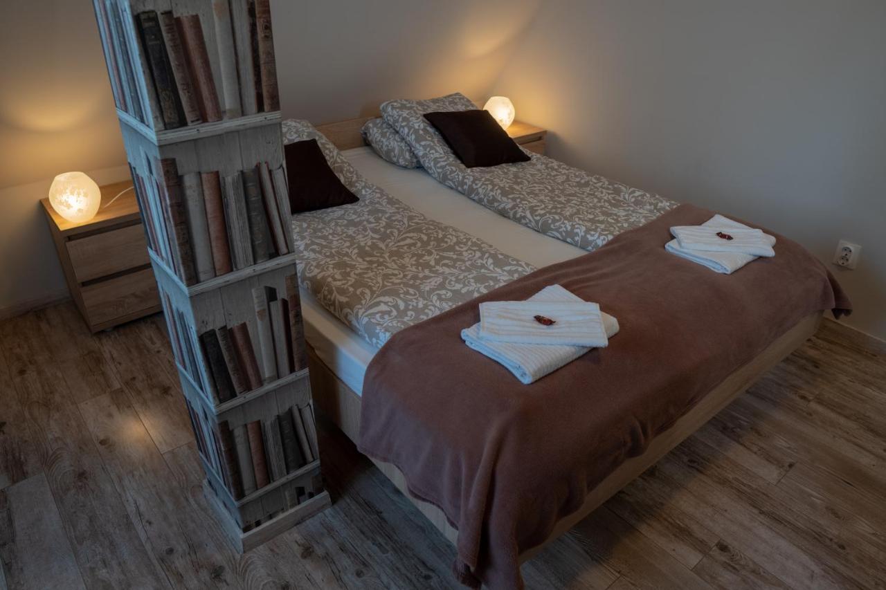 F57 - Franko Csaladi Panzio Bed & Breakfast Balatonlelle Bagian luar foto