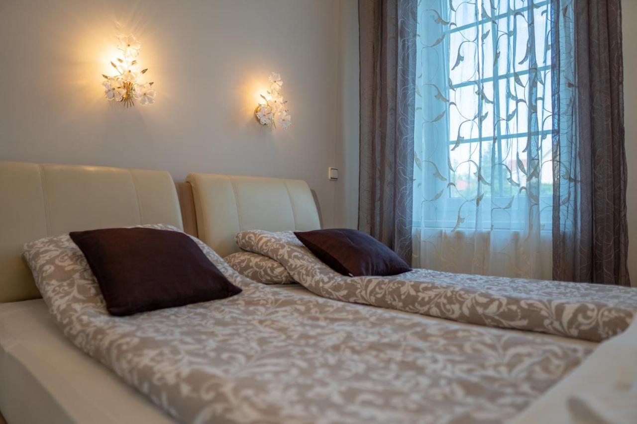 F57 - Franko Csaladi Panzio Bed & Breakfast Balatonlelle Bagian luar foto