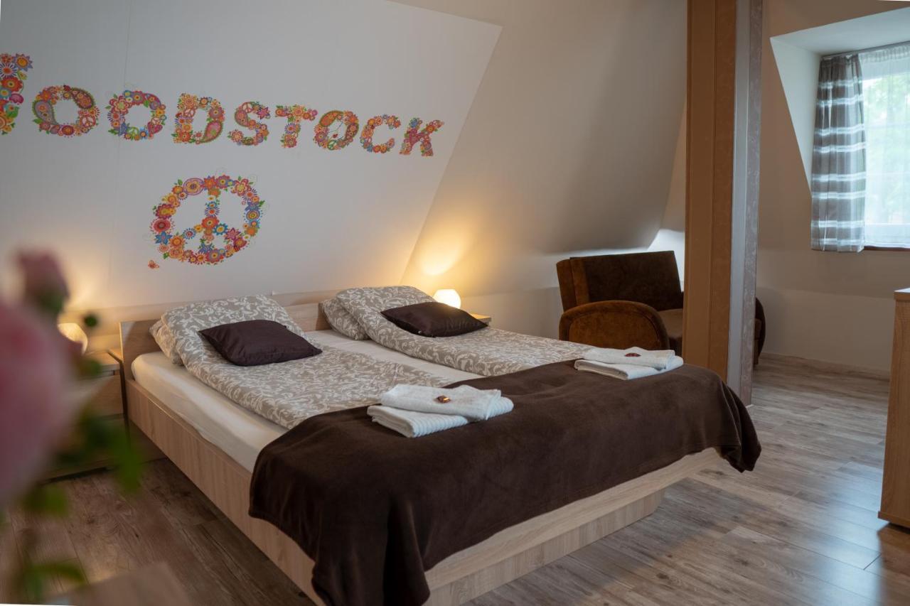 F57 - Franko Csaladi Panzio Bed & Breakfast Balatonlelle Bagian luar foto