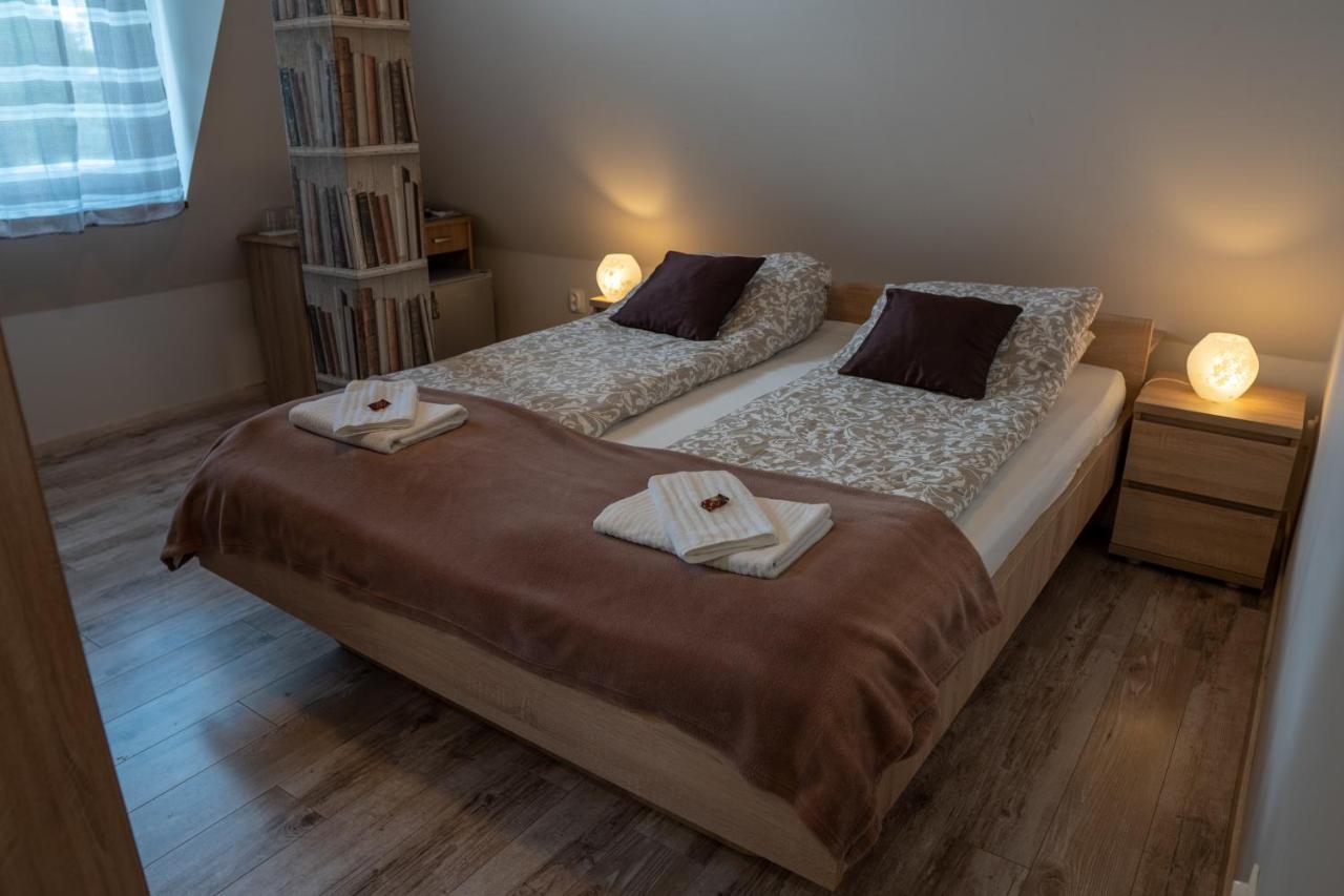 F57 - Franko Csaladi Panzio Bed & Breakfast Balatonlelle Bagian luar foto