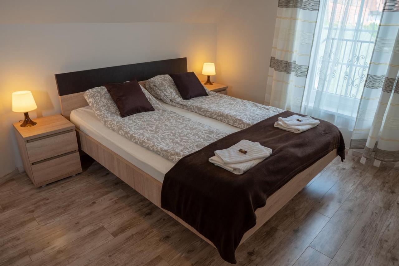 F57 - Franko Csaladi Panzio Bed & Breakfast Balatonlelle Bagian luar foto