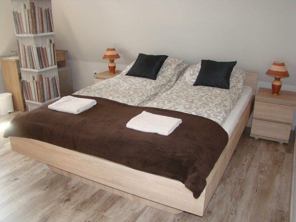 F57 - Franko Csaladi Panzio Bed & Breakfast Balatonlelle Bagian luar foto