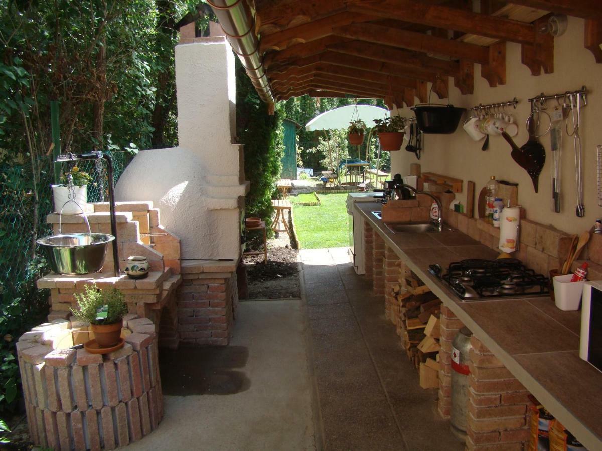 F57 - Franko Csaladi Panzio Bed & Breakfast Balatonlelle Bagian luar foto